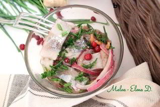 Маринованная сельдь с брусникой
