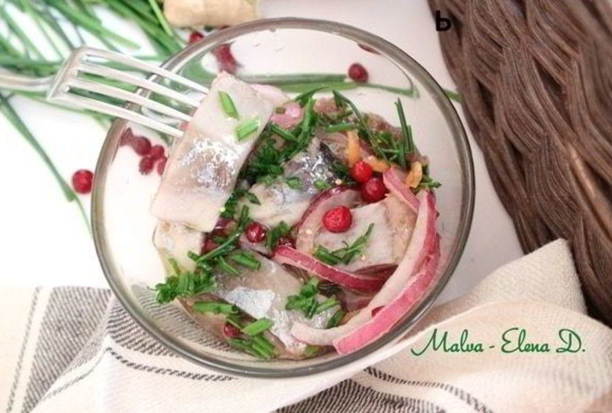 Маринованная сельдь с брусникой