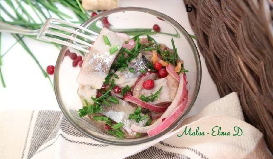 Рецепт маринованная сельдь с брусникой
