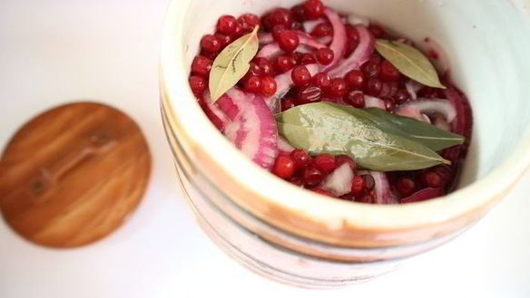 ШАГ 11. маринованная сельдь с брусникой