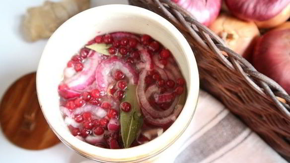 ШАГ 12. маринованная сельдь с брусникой