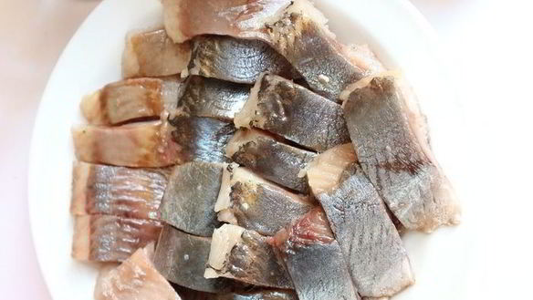 ШАГ 6. маринованная сельдь с брусникой