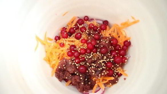 ШАГ 8. маринованная сельдь с брусникой