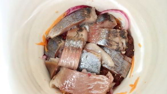 ШАГ 9. маринованная сельдь с брусникой