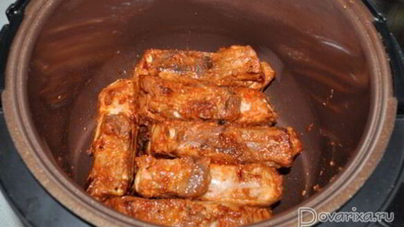 ШАГ 3. маринованные ребрышки с картофелем в мультиварке