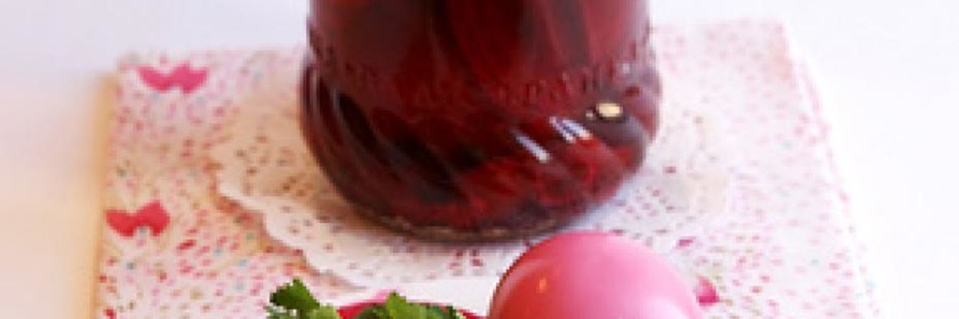 Маринованные яйца со свеклой и луком