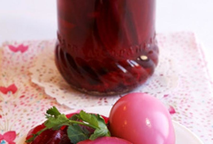 Маринованные яйца со свеклой и луком