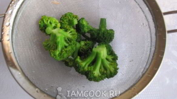 ШАГ 3. брокколи в сырном омлете с чесноком