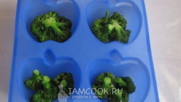 ШАГ 4. брокколи в сырном омлете с чесноком