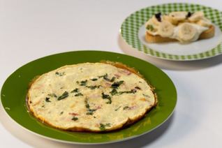 Фриттата с беконом и луком-пореем