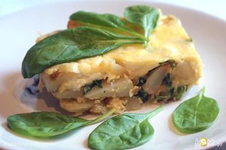 Фриттата с картофелем, шпинатом и творожным сыром