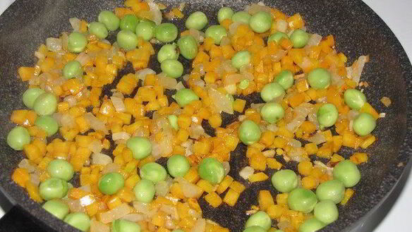 ШАГ 5. фриттата с копченой скумбрией и зеленым горошком