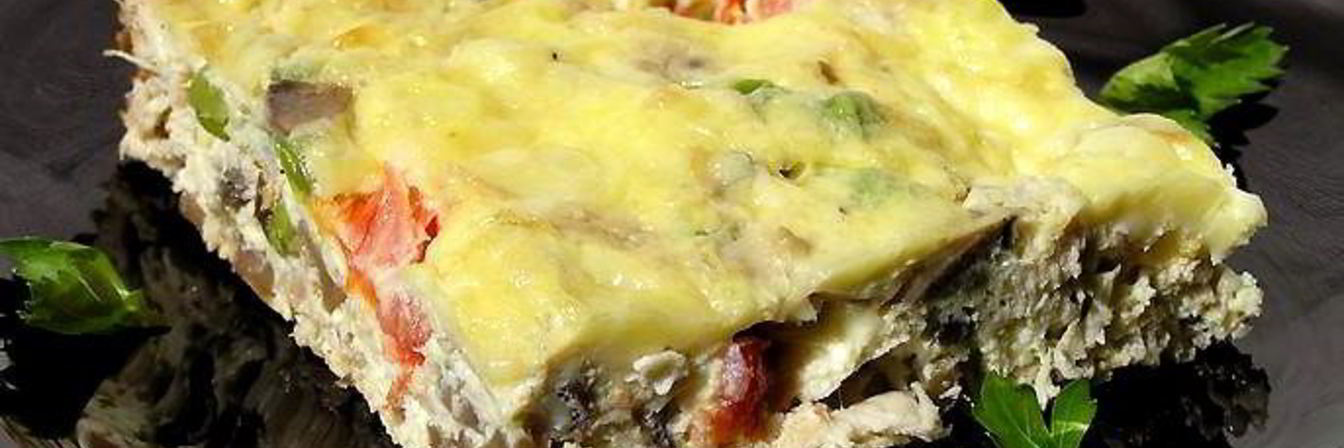 Фриттата с курицей, грибами и зеленым горошком