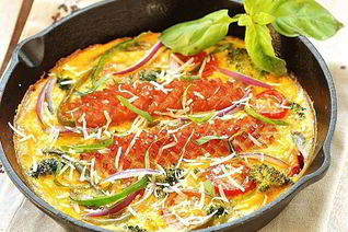 Фриттата с сосисками и овощами