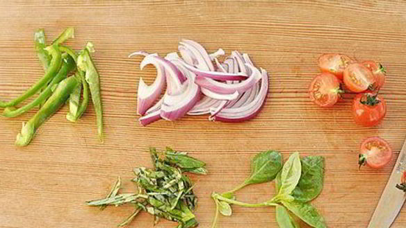 ШАГ 2. фриттата с сосисками и овощами