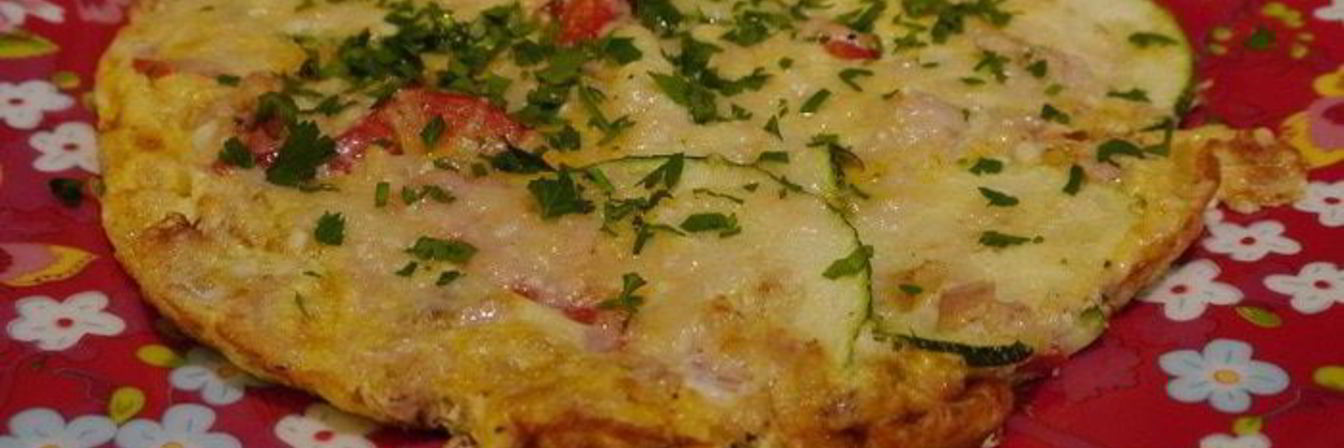 Фриттата с тунцом, кабачком и сладким перцем