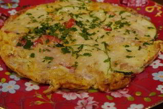 Фриттата с тунцом, кабачком и сладким перцем