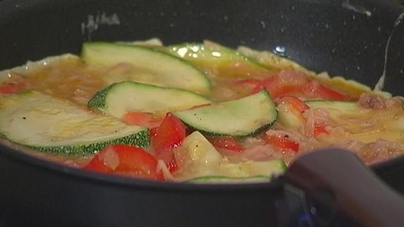 ШАГ 11. фриттата с тунцом, кабачком и сладким перцем