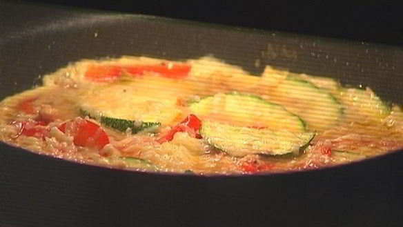 ШАГ 12. фриттата с тунцом, кабачком и сладким перцем