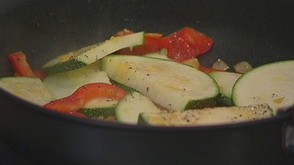 ШАГ 6. фриттата с тунцом, кабачком и сладким перцем