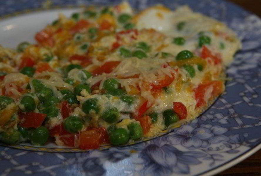 Фриттата с тыквой, зеленым горошком и сладким перцем