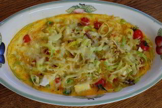 Фриттата со спаржей, помидорами и фетой