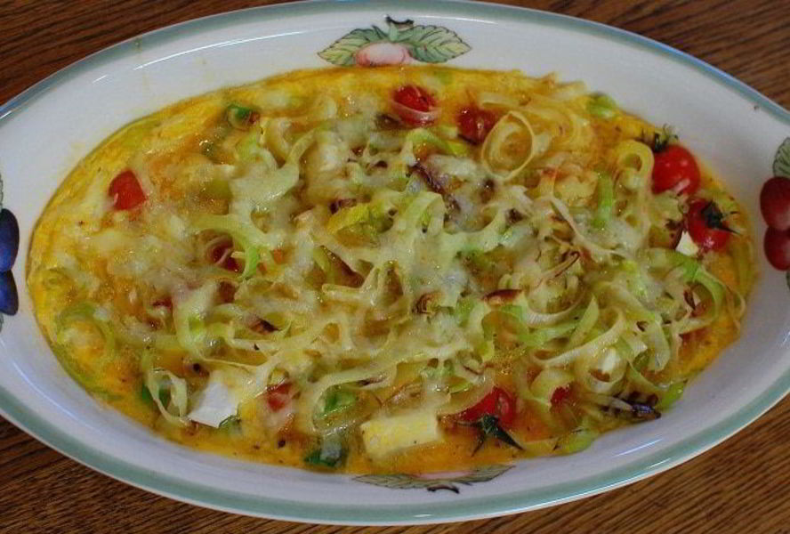 Фриттата со спаржей, помидорами и фетой