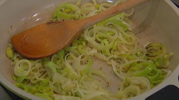 ШАГ 3. фриттата со спаржей, помидорами и фетой