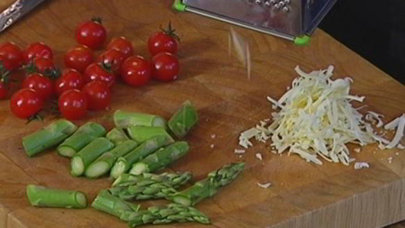 ШАГ 5. фриттата со спаржей, помидорами и фетой