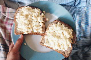 Нежный омлет с тостами