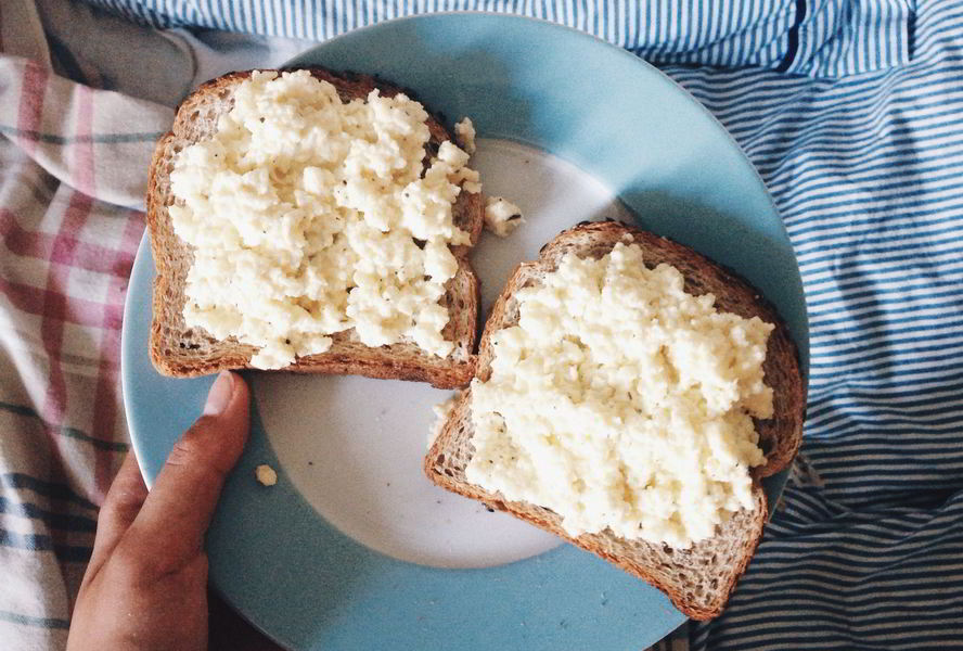 Нежный омлет с тостами