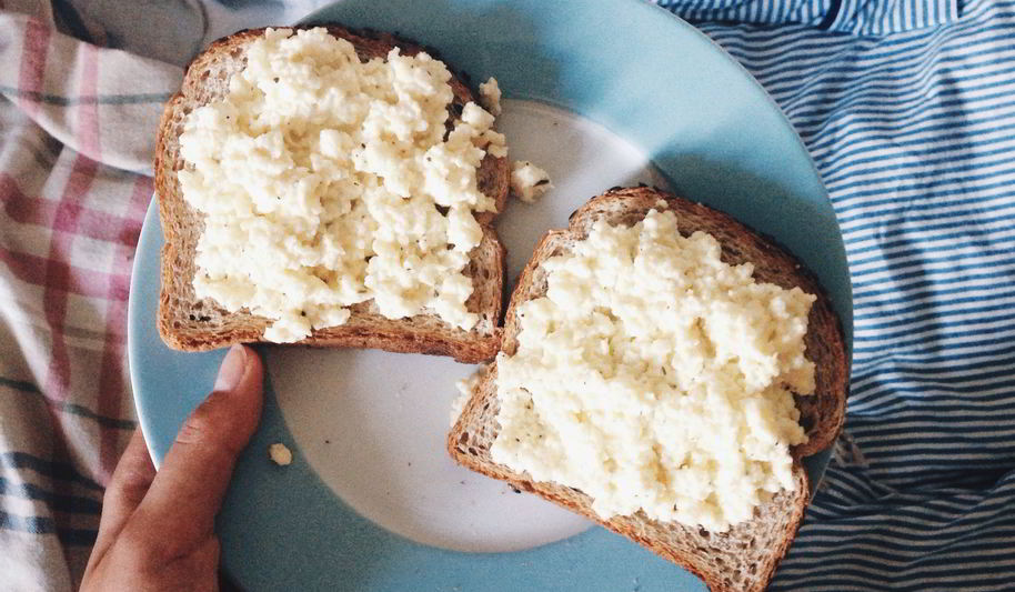 Рецепт нежный омлет с тостами