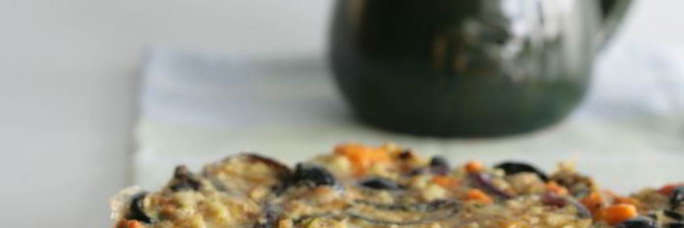 Оливковая фриттата со сладким картофелем и красным луком