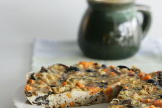 Оливковая фриттата со сладким картофелем и красным луком