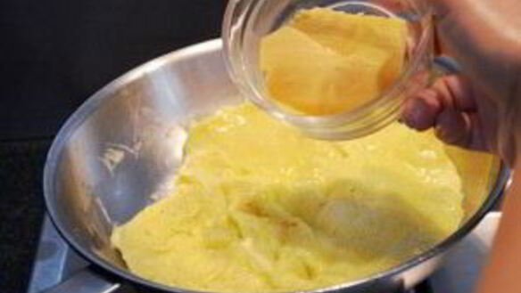 ШАГ 4. омлет кусочками