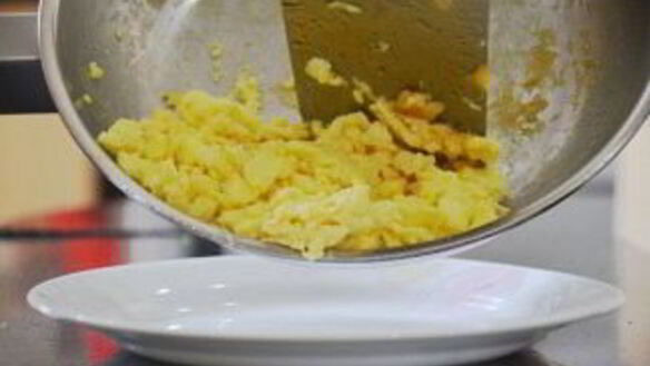 ШАГ 5. омлет кусочками