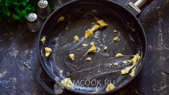 ШАГ 7. омлет на сковороде