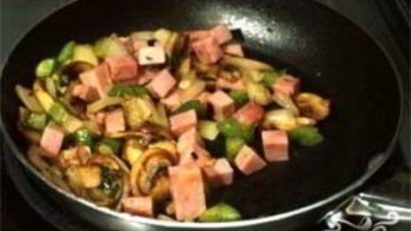 ШАГ 2. омлет по-денверски