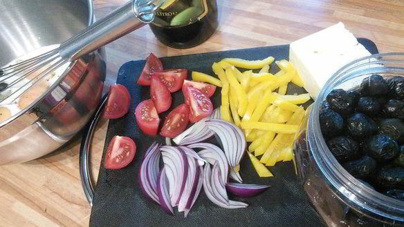 ШАГ 2. омлет по мотивам греческого салата