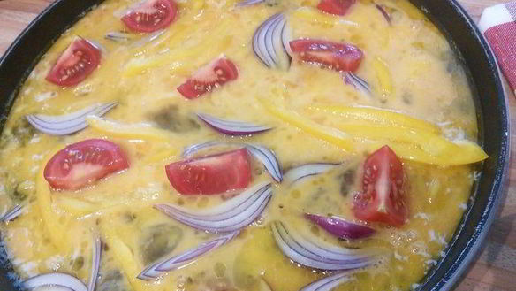 ШАГ 3. омлет по мотивам греческого салата