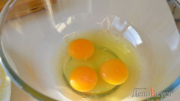 ШАГ 2. омлет с беконом в формочках