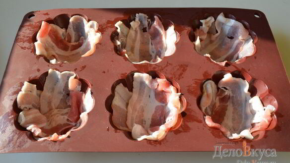 ШАГ 7. омлет с беконом в формочках