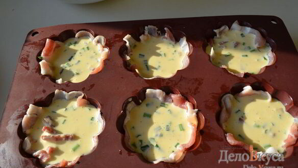 ШАГ 8. омлет с беконом в формочках