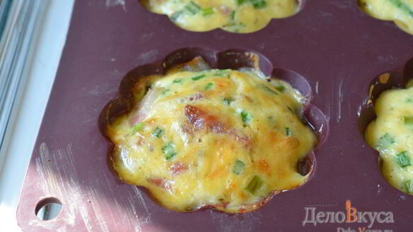 ШАГ 9. омлет с беконом в формочках
