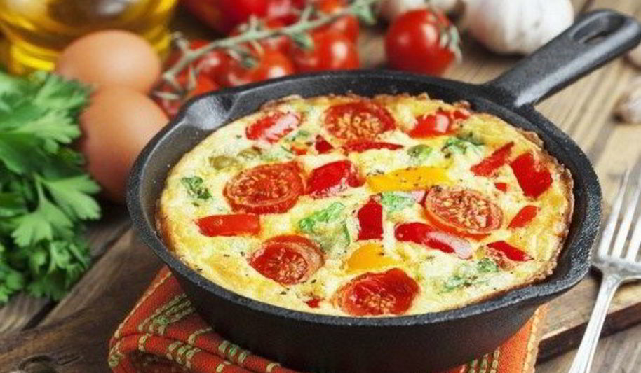 Рецепт омлет с болгарским перцем, грибами, помидорами и грудинкой