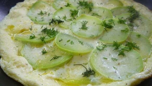 ШАГ 2. омлет с кабачками