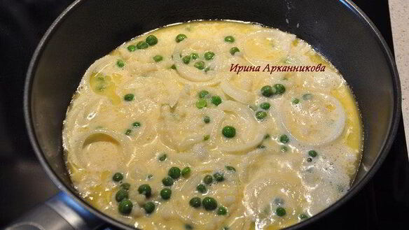 ШАГ 4. омлет с картофелем и зеленым горошком