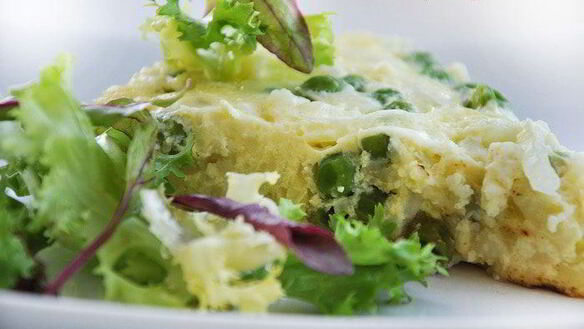 ШАГ 5. омлет с картофелем и зеленым горошком