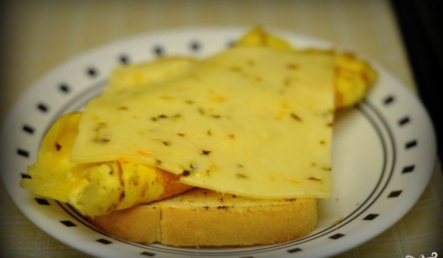 Рецепт омлет с хлебом и сыром