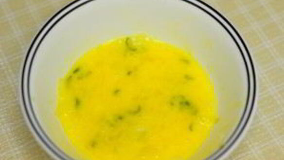 ШАГ 2. омлет с хлебом и сыром